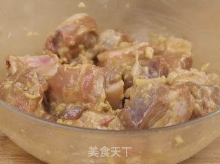薯仔蒸排骨的做法步骤：3