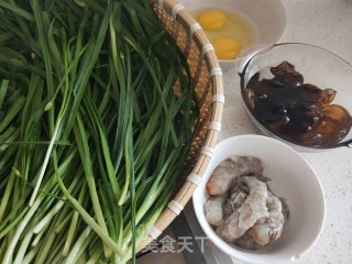 韭菜虾仁素三鲜水饺的做法步骤：2