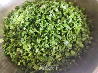 韭菜虾仁素三鲜水饺的做法步骤：4