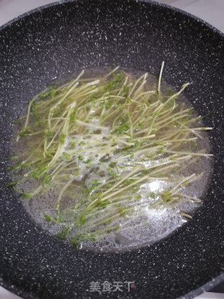 豆苗拌面的做法步骤：1