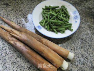 豇豆炒鞭笋的做法步骤：1