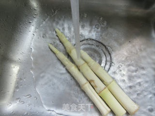 豇豆炒鞭笋的做法步骤：2