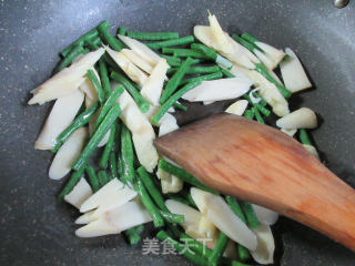 豇豆炒鞭笋的做法步骤：6