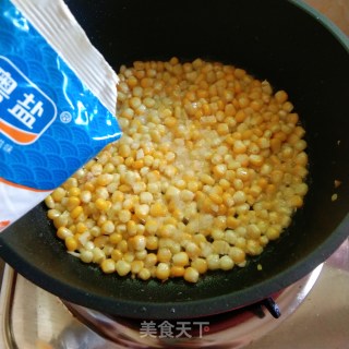 好吃不胖！3分钟上桌的素炒玉米粒儿的做法步骤：4