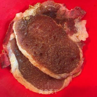 香菇烧大排的做法步骤：1