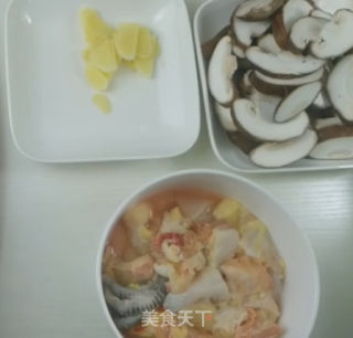 香菇鸡汤的做法步骤：1