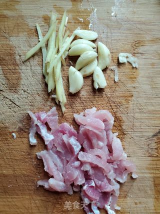 肉丝红苋菜汤的做法步骤：2