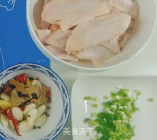 红烧鸭翅的做法步骤：1