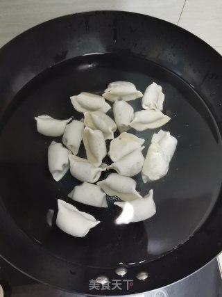 油泼辣子煮饺子的做法步骤：3