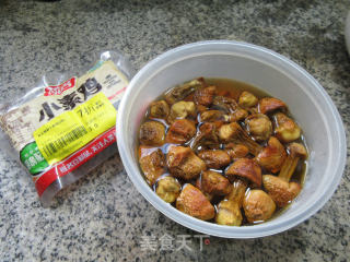 小素鸡与姬松茸的做法步骤：1