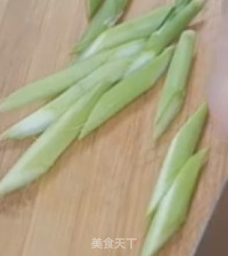 芦笋炒虾仁的做法步骤：2