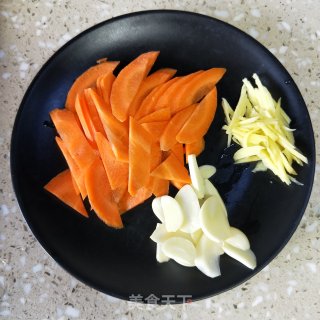 鸭杂炒甜豆的做法步骤：3