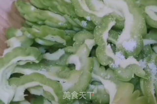 苦瓜炒肉的做法步骤：1