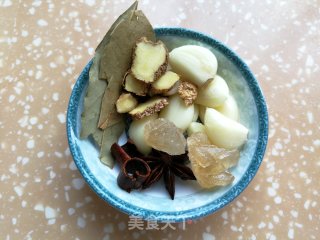 西瓜皮炖肉的做法步骤：3