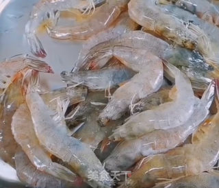 葱烧大虾的做法步骤：1