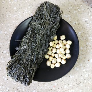 莲子海带鸡骨汤的做法步骤：2