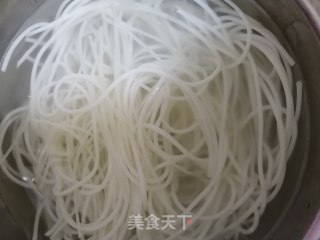 牛肉热汤米粉的做法步骤：1