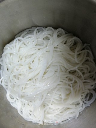 鸡蛋尖椒炒米粉的做法步骤：1