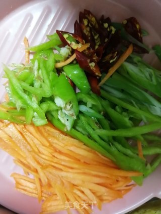 鸡蛋尖椒炒米粉的做法步骤：2