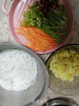 鸡蛋尖椒炒米粉的做法步骤：3