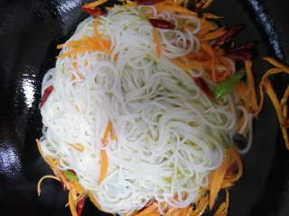 鸡蛋尖椒炒米粉的做法步骤：6