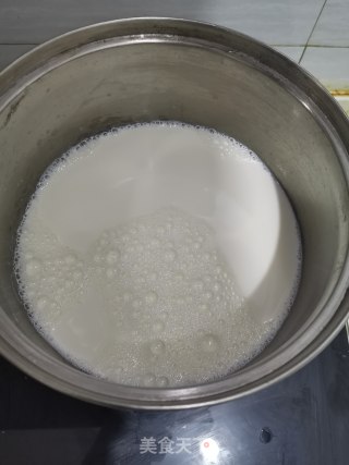 牛奶火龙果凉粉的做法步骤：2