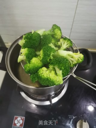 西兰花炒热狗的做法步骤：3