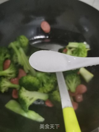 西兰花炒热狗的做法步骤：7