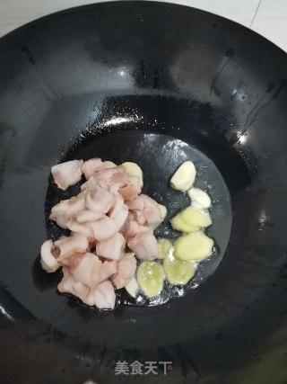 毛豆炒肉丁的做法步骤：3