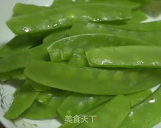 清炒荷兰豆的做法步骤：1