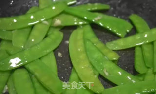 清炒荷兰豆的做法步骤：3