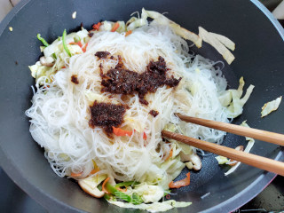 包菜炒粉丝的做法步骤：8