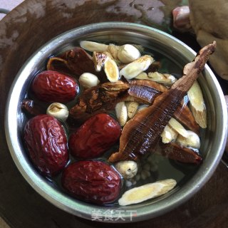 灵芝鸽子汤的做法步骤：2