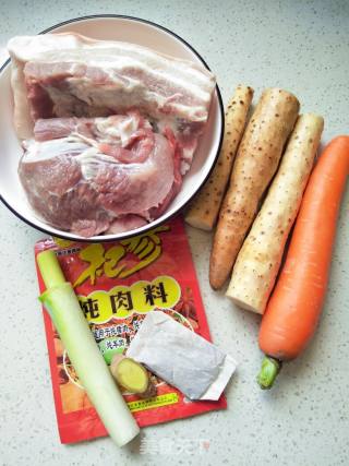 猪肉炖山药胡萝卜的做法步骤：1