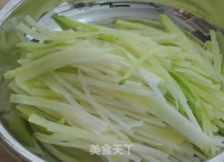 青椒萝卜丝的做法步骤：1