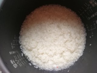 松茸焖饭的做法步骤：1