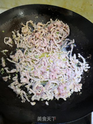 红红绿绿炒肉丝的做法步骤：3