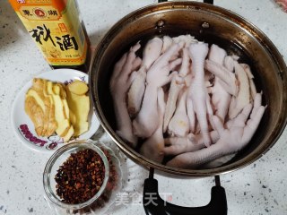 卤鸡爪的做法步骤：1