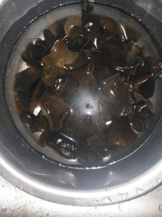 凉拌洋葱木耳的做法步骤：1