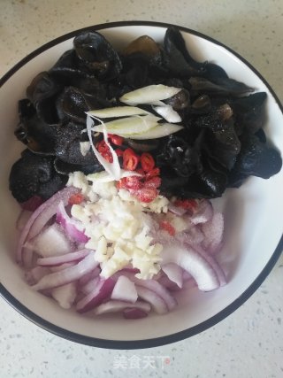 凉拌洋葱木耳的做法步骤：5