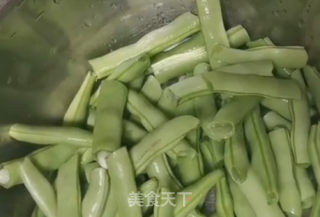 橄榄菜肉末炒四季豆的做法步骤：1