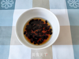 豆豉剥皮鱼干的做法步骤：2