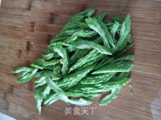 蒜蓉苦瓜的做法步骤：2