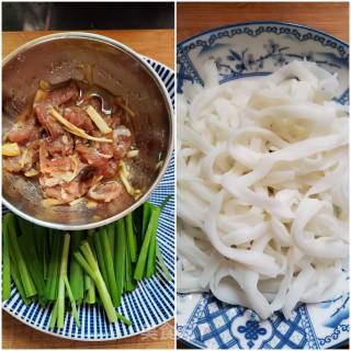瘦肉韭菜炒河粉的做法步骤：1