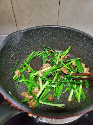 瘦肉韭菜炒河粉的做法步骤：6