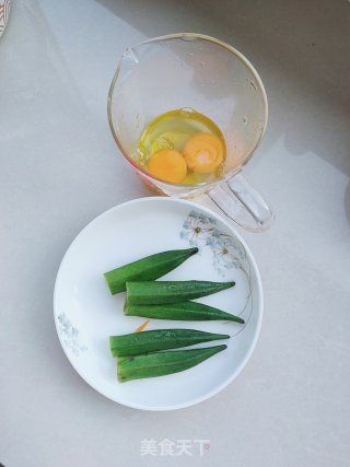 秋葵炒鸡蛋的做法步骤：1