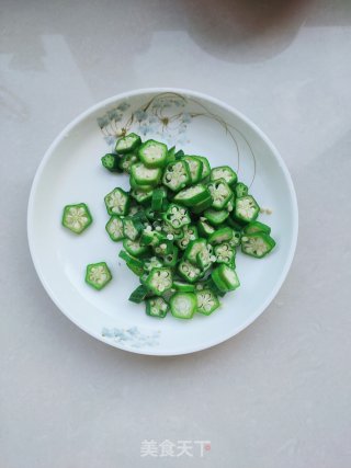 秋葵炒鸡蛋的做法步骤：3