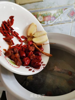 当归红枣桂圆乌鸡汤的做法步骤：4