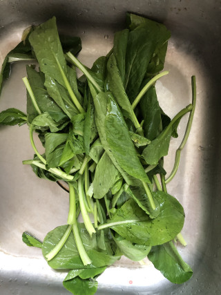 姜蒜拌荠菜的做法步骤：1