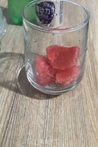 西瓜味饮品的做法步骤：2